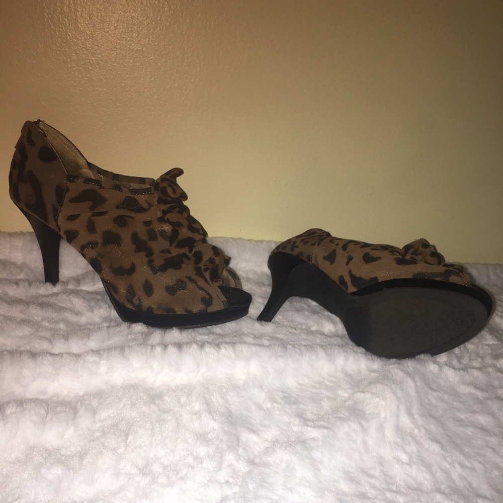 Cheetah Heels with Ruffles - Picture 3 of 5